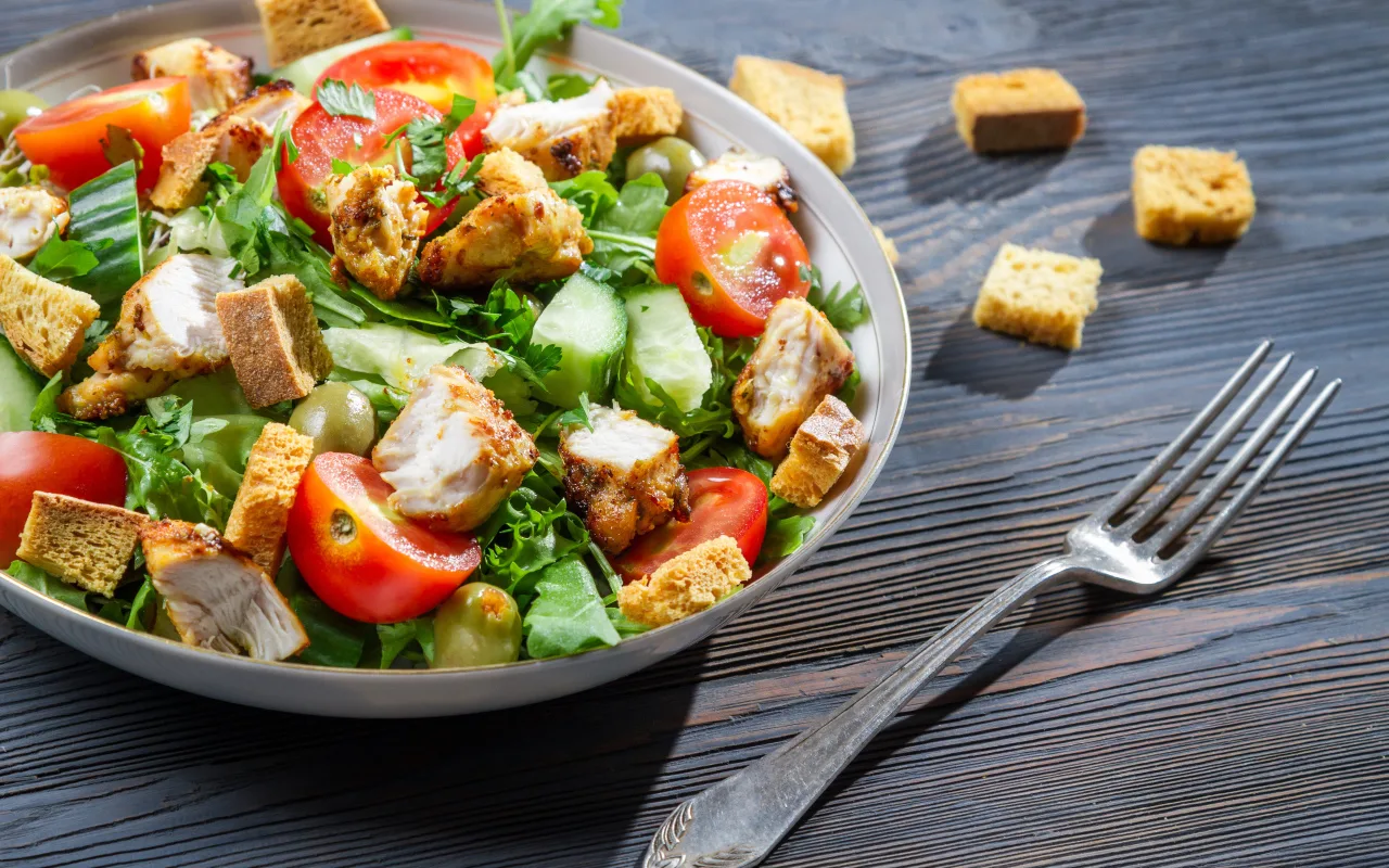 Zolotaya Upryazhka -alkupala: uskomattoman herkullinen uudenvuoden salaatti – vieraat pyytävät pakkaamaan jäljelle jääneet annokset mukaan