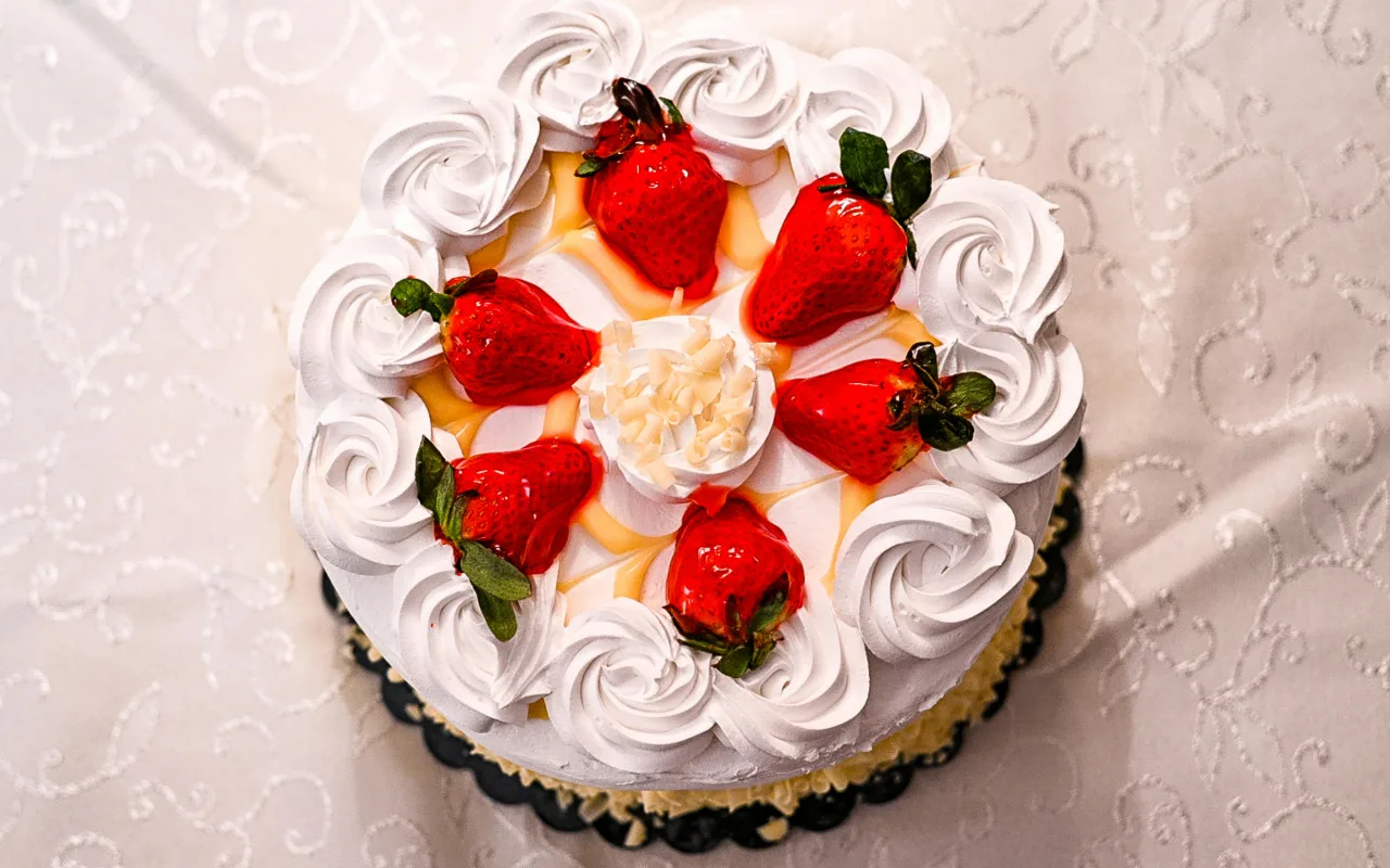 Kuinka paljon kakun leipominen tunnissa maksaa? Selvitä, onko halvempaa ostaa se leipomosta.