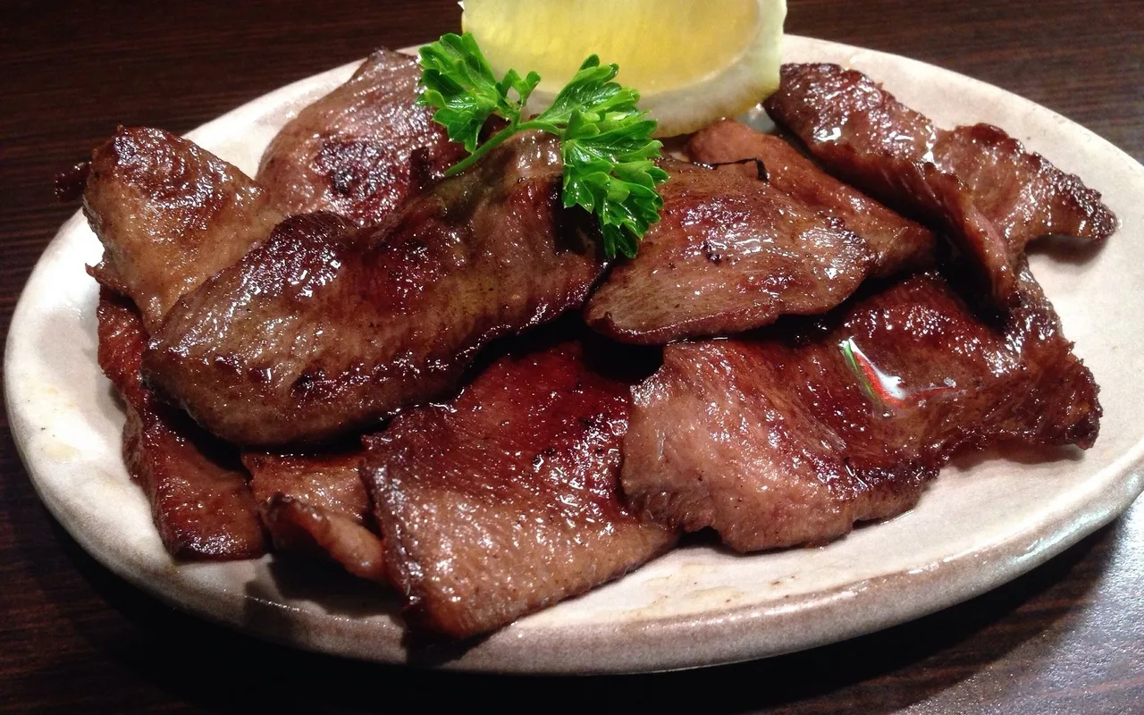 Kuinka valmistaa edullinen versio vitello tonnella: resepti, joka auttaa välttämään turhia kuluja joulusesongin aikana