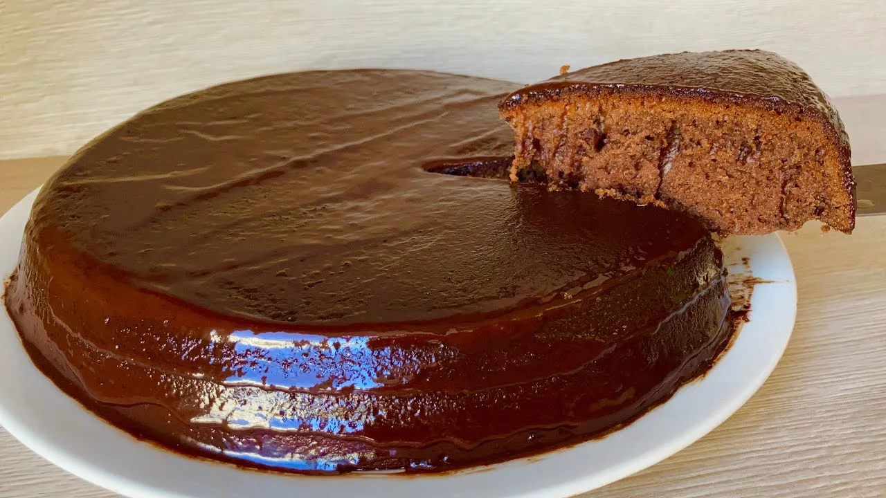 Valmistan suklaakakkua paistinpannulla — herkullinen jälkiruoka maitokastikkeella ja kuorrutuksella 20 minuutissa