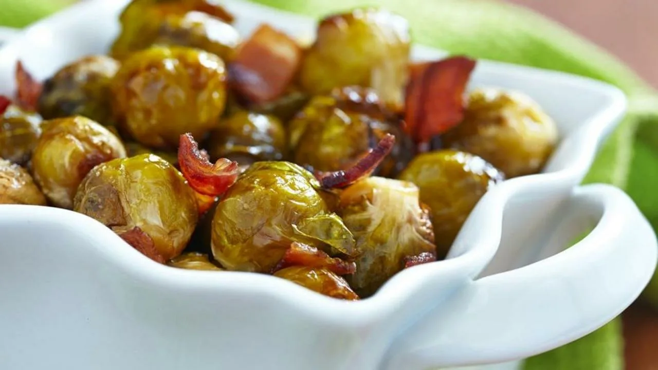 Paistettu ruusukaali pekonilla ja sinappikastikkeella: täyttävä herkku.