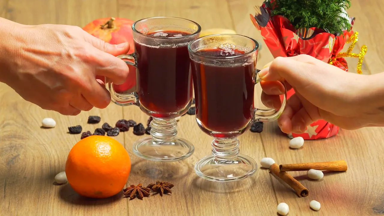 Viiniton glögi on nyt vieläkin aromikkaampi: keitetään mehua mausteilla ja kuorella – aikuisille ja lapsille