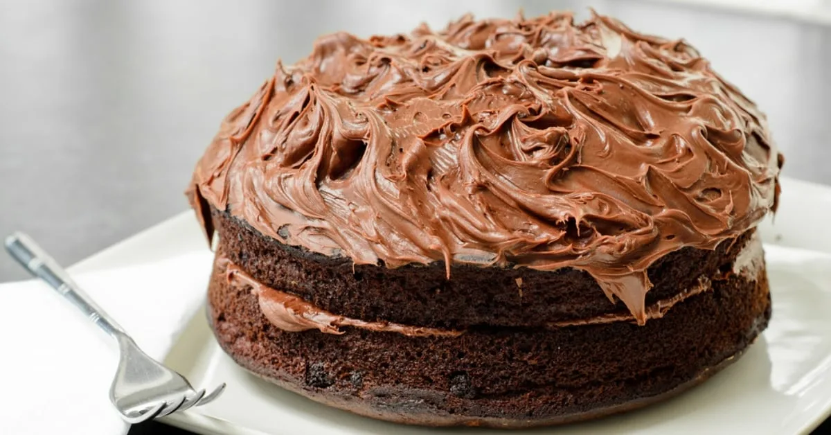 Täytän suklaakakun herkullisella kermalla. Kaikki kysyvät tätä reseptiä.