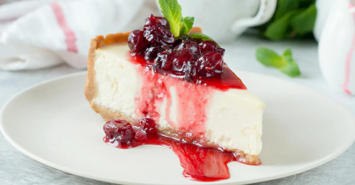 Juustokakku punaisilla marjoilla ja meskalilla: omaperäinen ja helppo suomalainen jälkiruoka juhliisi