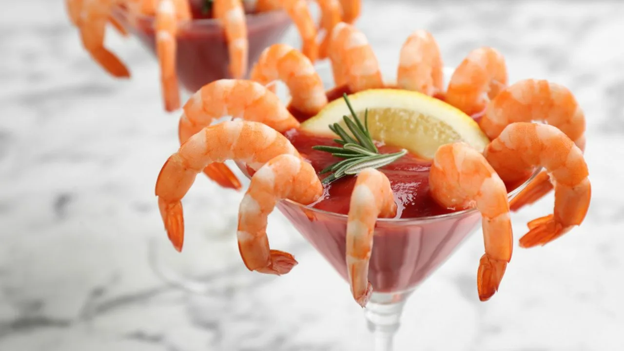 Kuinka valmistaa täydellinen alkuruoka jouluaterialle: meren antimien cocktail vaaleanpunaisella kastikkeella