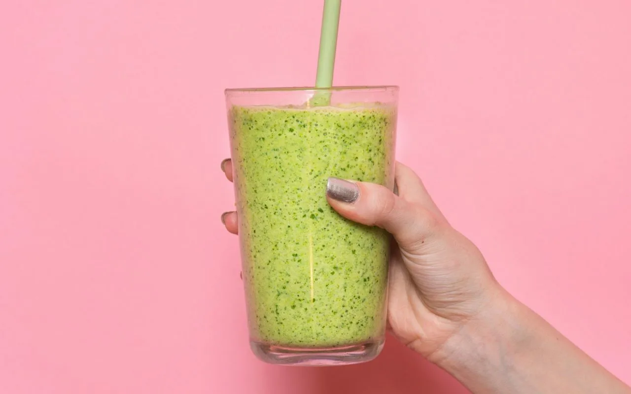 Korvasin kaloripitoiset makeiset tällä smoothiella. Se on uskomattoman herkullinen ja auttaa tyydyttämään välipalojen himon.