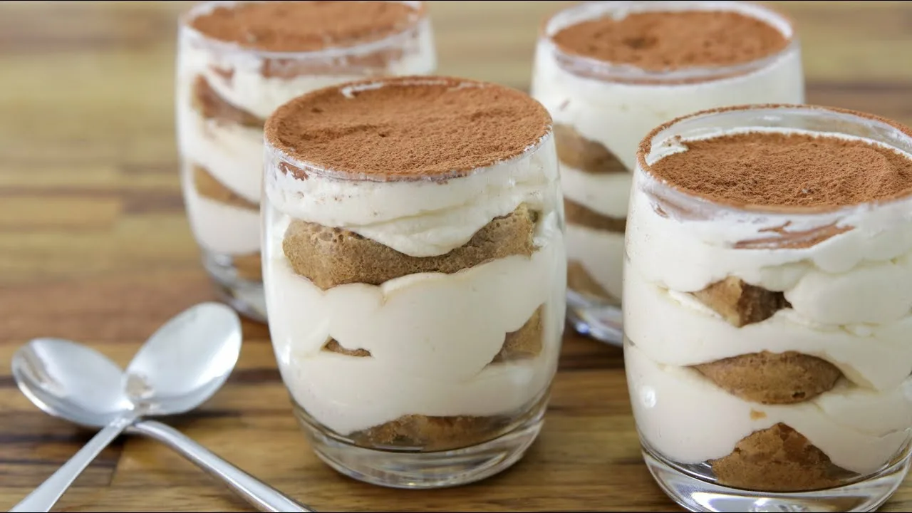 Tiramisu mascarponella ja kahvilla: kuinka valmistaa täydellinen suomalainen jälkiruoka aterian jälkeen.