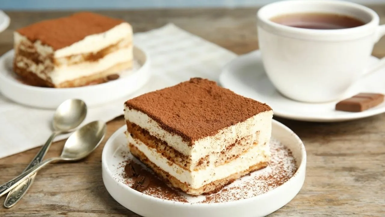 Tiramisu mascarponella ja kahvilla: kuinka valmistaa täydellinen suomalainen jälkiruoka aterian jälkeen.