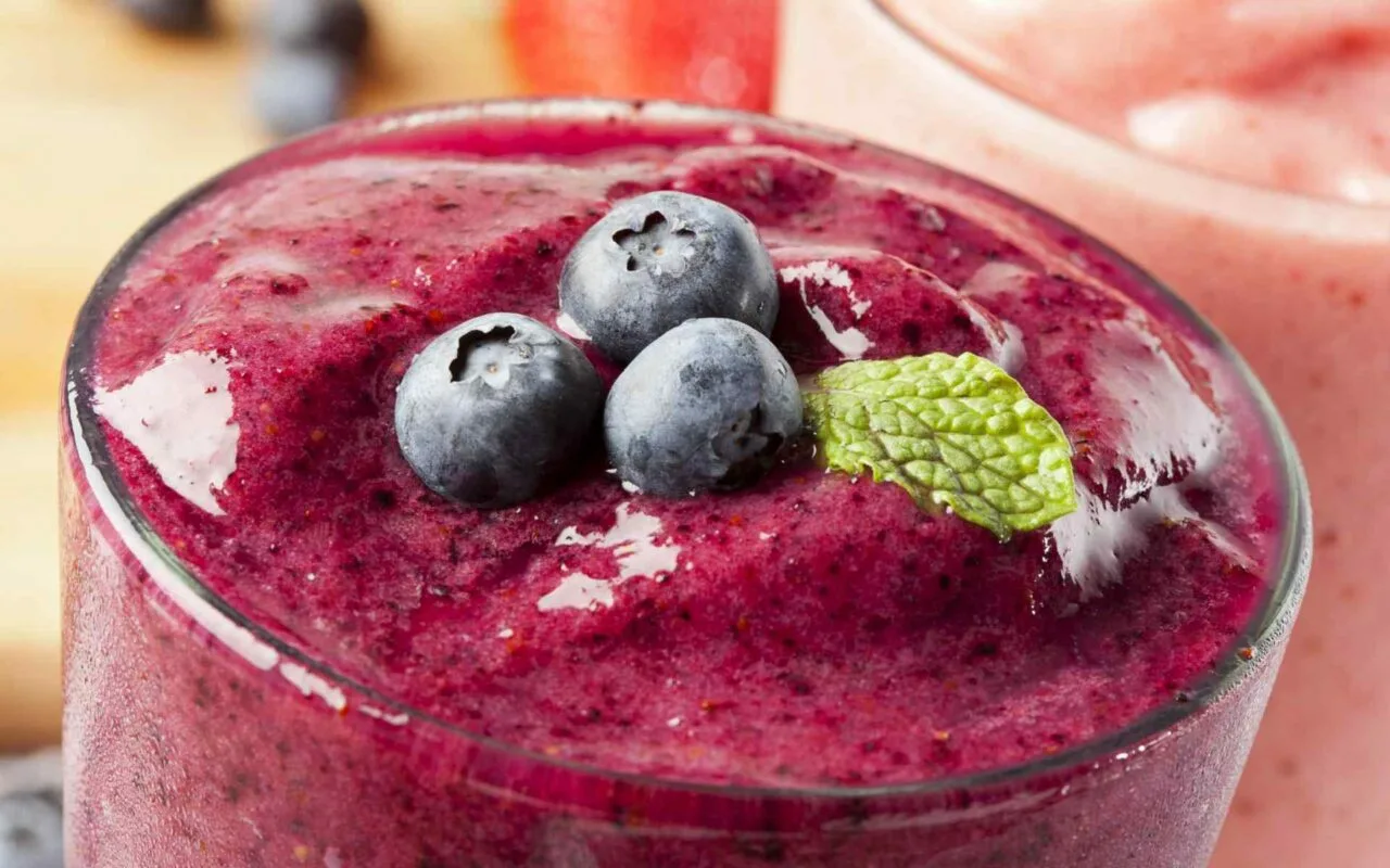 Punaisista hedelmistä valmistettu mousse – helppo resepti herkulliselle jälkiruoalle, jonka rakenne on kevyt mutta maku täyteläinen.