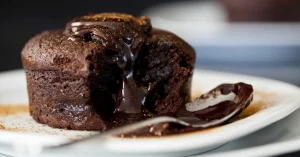 Kotitekoinen suklaafondant 6 minuutissa – jälkiruoka, jonka jokainen voi valmistaa.