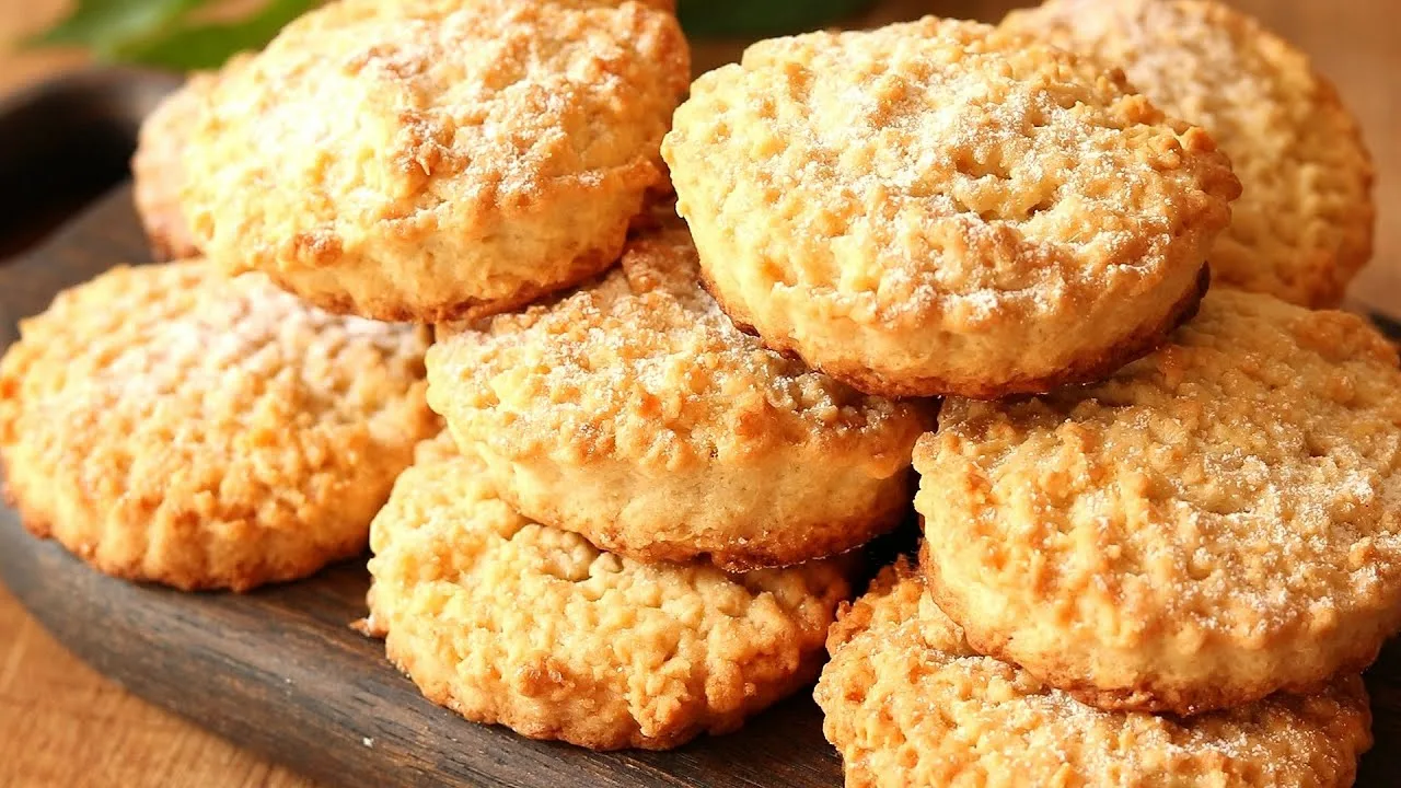 ”Erittäin maukas ja helppo valmistaa.” Sekoita keksit tähän ja kääri. Suositun jälkiruoan resepti