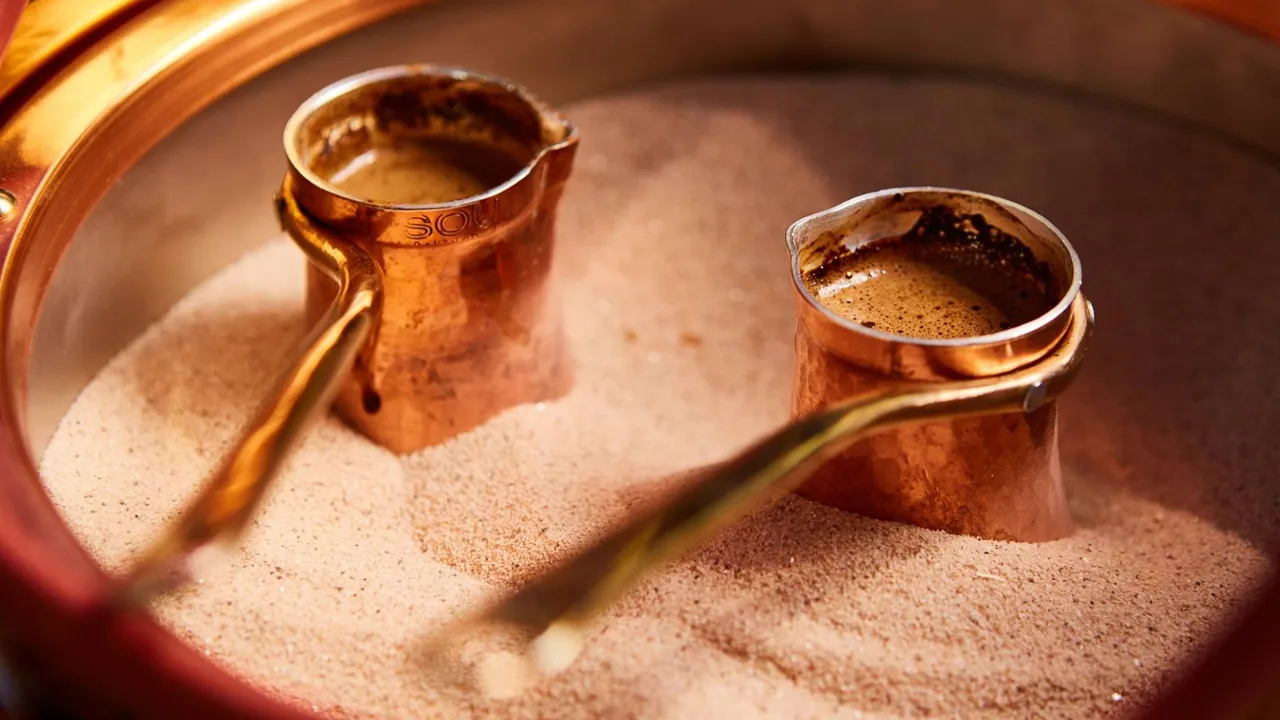 Opimme valmistamaan kahvia maukkaasti ja oikein kupissa (ilman turkkilaista kahvipannua): 4 hienovaraisuutta ja 4 virhettä – kahvi, joka virkistää 4 tunniksi