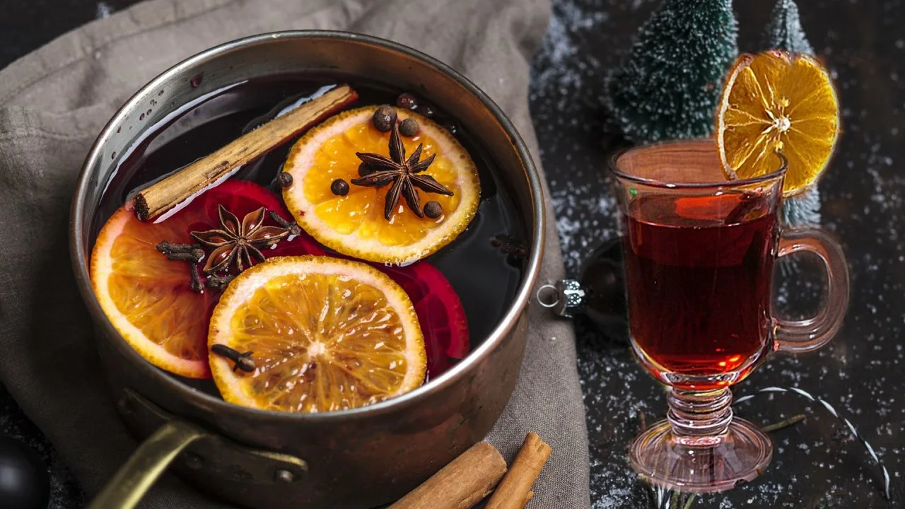 Viiniton glögi on nyt vieläkin aromikkaampi: keitetään mehua mausteilla ja kuorella – aikuisille ja lapsille