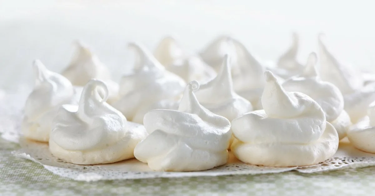 Ei enää kakkuja. Valmistan mini-meringuja pistaasipähkinöillä ja suklaamoussella – vertaansa vailla oleva herkku ja helppo valmistaa