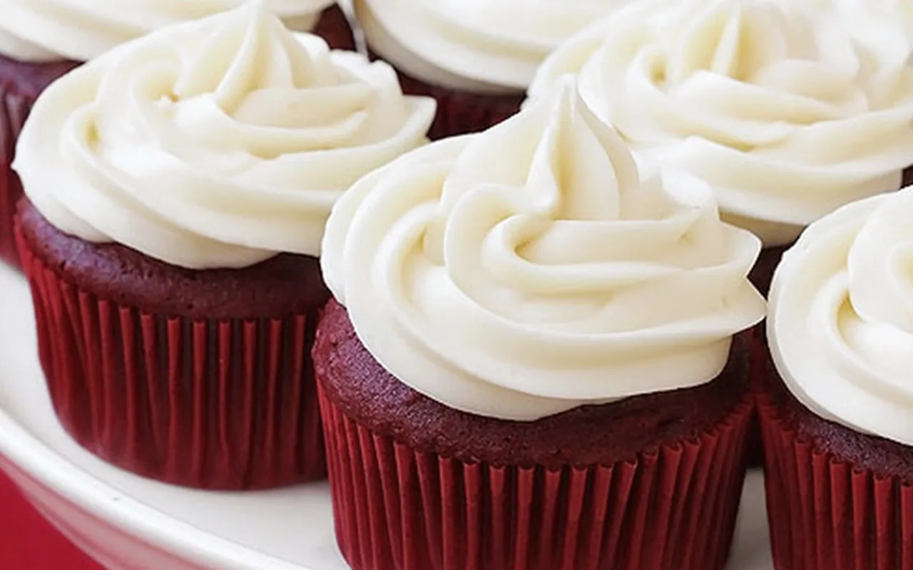 Suklaa-Spartak ja herkullinen kermakastike – juhlapöydässä se katoaa nopeammin kuin mikään Napoleon-kakku.