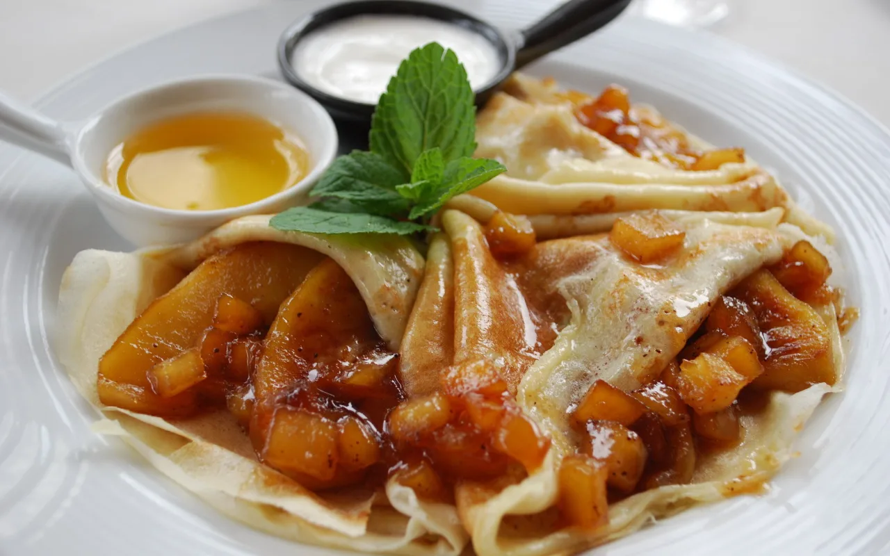 Omenapannukakkujen resepti iriskikastikkeella: täydellinen jälkiruoka kaikkina vuodenaikoina