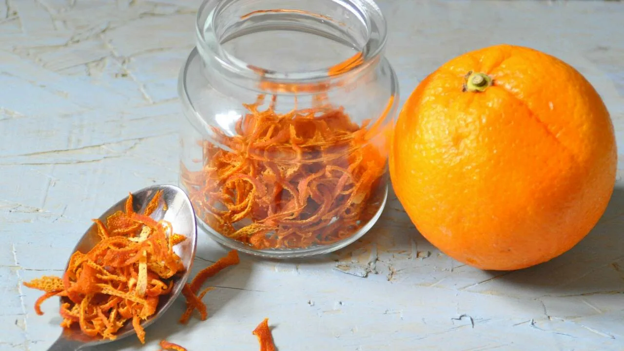 Mandariinin kuoren ja neilikan keittäminen: miksi se on suositeltavaa ja mihin se on hyödyllistä.
