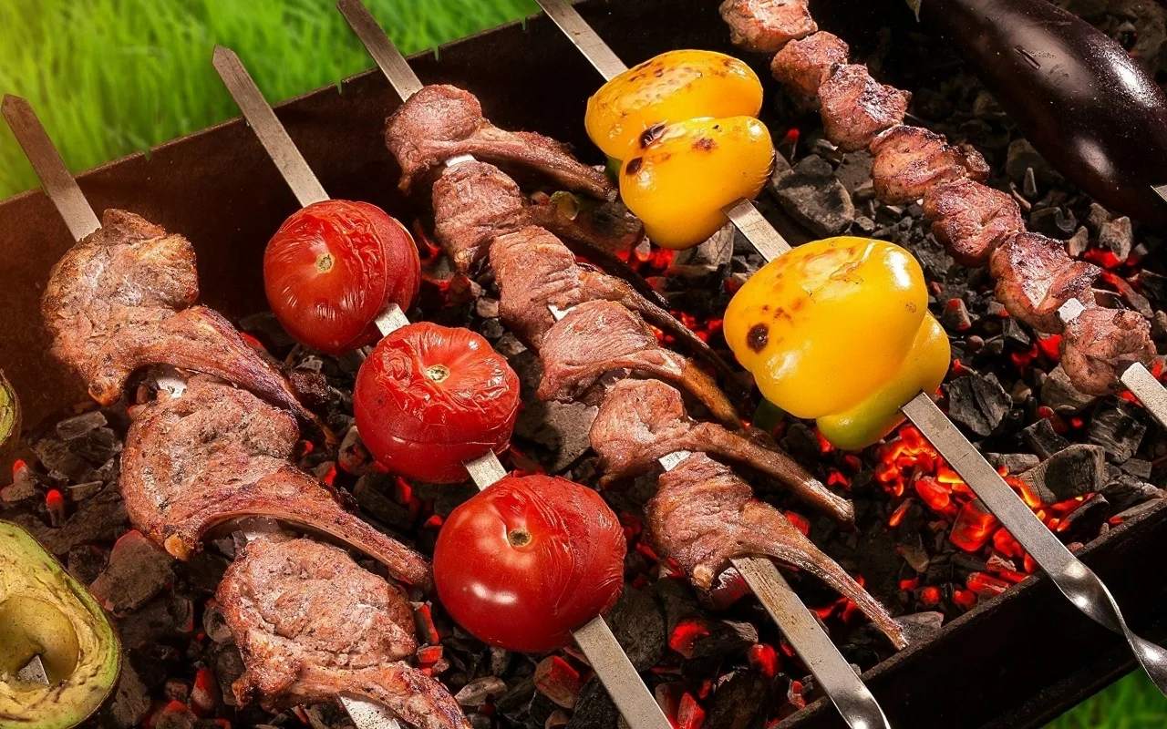 Marinadi on mahtava. Kun haluat paistaa kebabin pannulla, tee vain tällainen marinadi. Se on helppo valmistaa, ja lopputulos on nopea ja erittäin maukas.