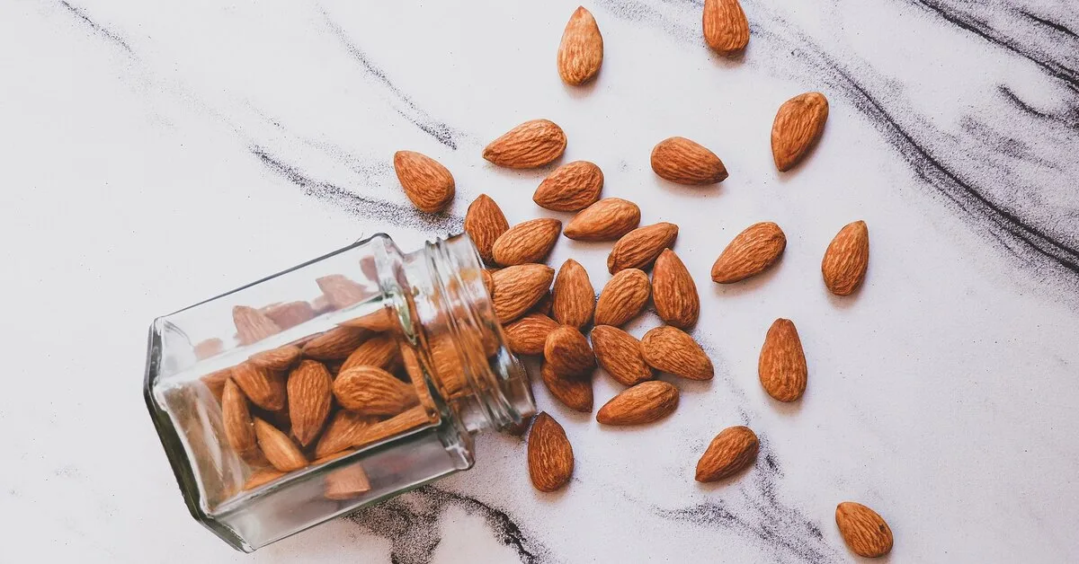 Joulun sokeroidut mantelikarkit: vaiheittaiset ohjeet helppoon reseptiin, joka sopii täydellisesti jouluaaton herkkuksi.