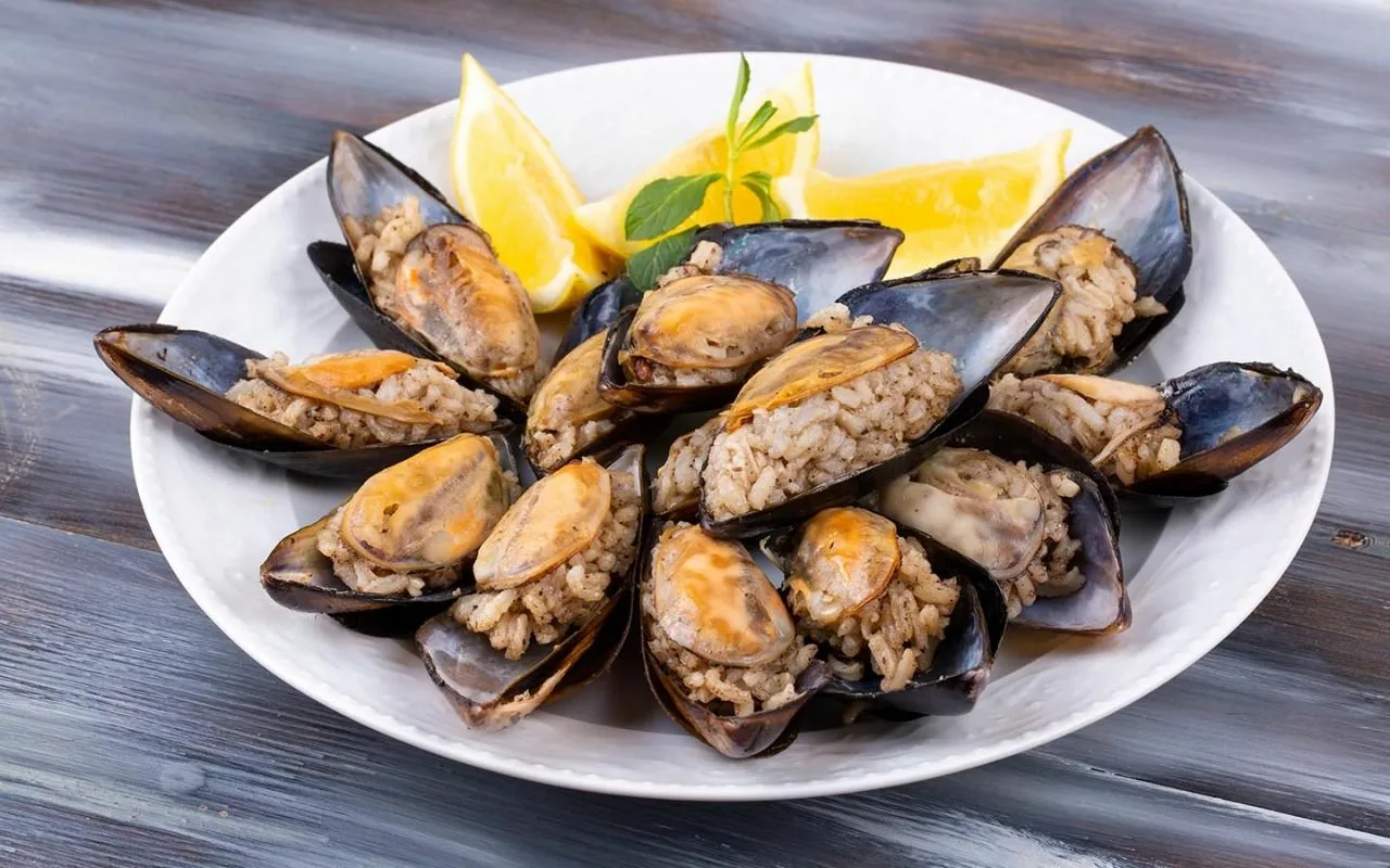 Ei etikkaa, ei sitruunaa: ammattilaisten temppu, kuinka poistaa hiekka simpukoista muuttamatta niiden makua