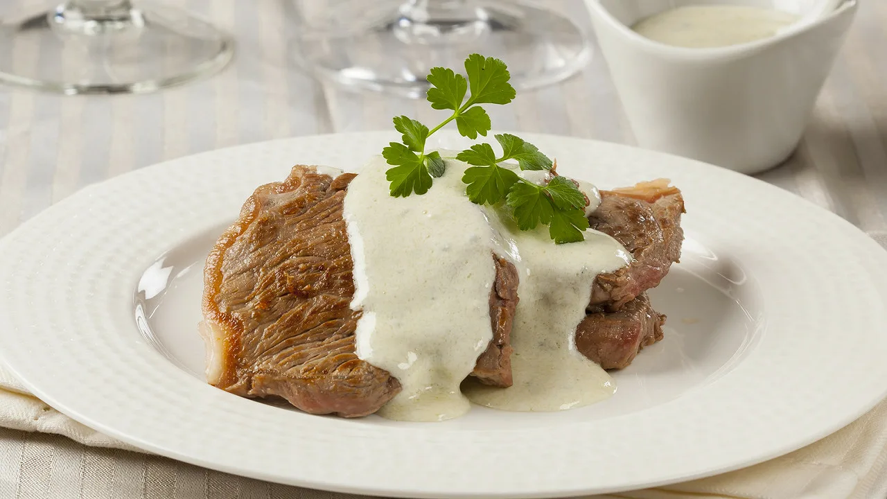 Samettinen, mausteinen, elegantti: ravintolatasoinen kastike.