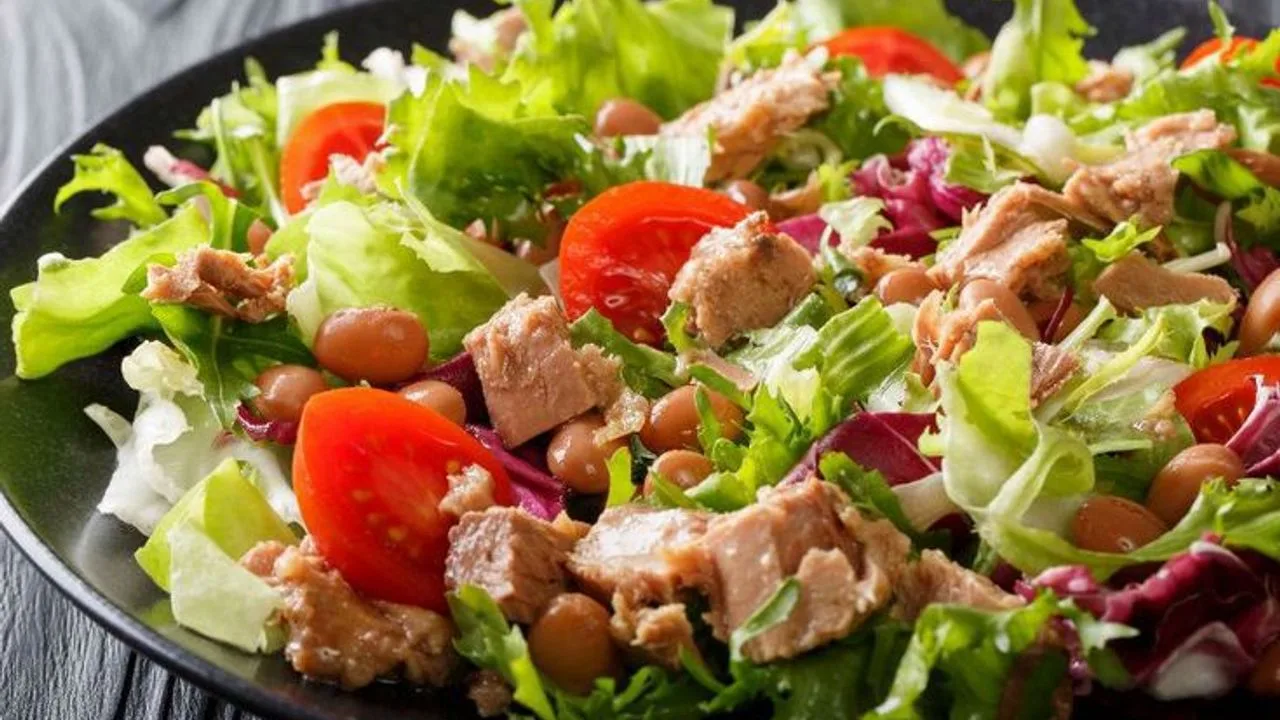 Tämä 7 minuutissa valmistuva salaatti on todellinen hitti jouluna ja uudenvuoden aikaan. Se on uskomattoman helppo valmistaa ja niin herkullinen, että kaikki haluavat ottaa sitä mukaan.