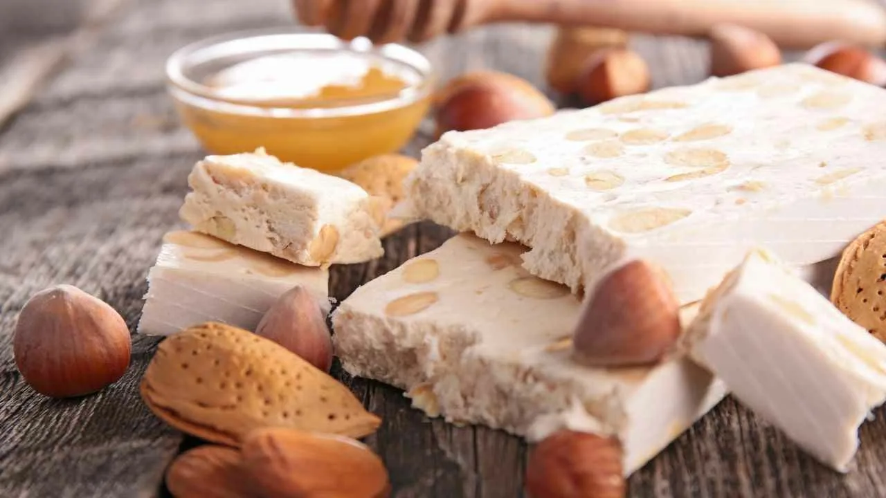 Kuinka valmistaa maapähkinäkaramellia jouluksi: kotitekoinen resepti, johon tarvitaan vain 5 ainesosaa.