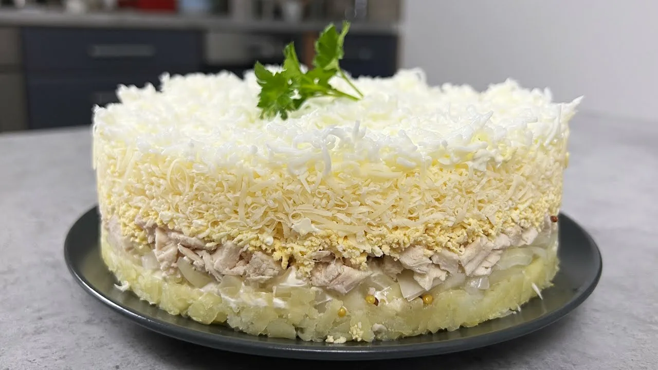 Pilkon kanan kuiduiksi ja kerään kerroksittain salaatin savustetulla juustolla — tuloksena on mieto Afonya ilman majoneesia