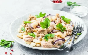 Kuinka valmistaa suomalainen salaatti yhdellä salaisella ainesosalla: tuoksuva ja raikas resepti jouluksi.