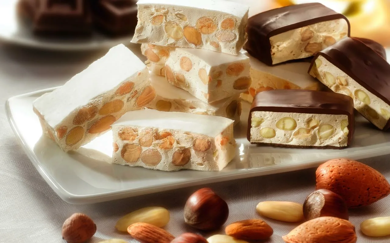 Entä jos valmistaisimme oman nougat-karkkimme jouluksi? Tässä on nougat-resepti Hihonasta.