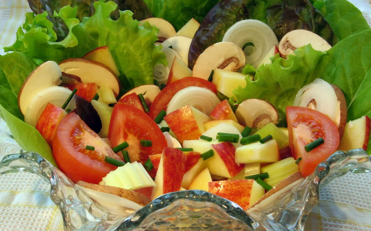 Perinteinen suomalainen joulusalaatti: helppo ja herkullinen resepti