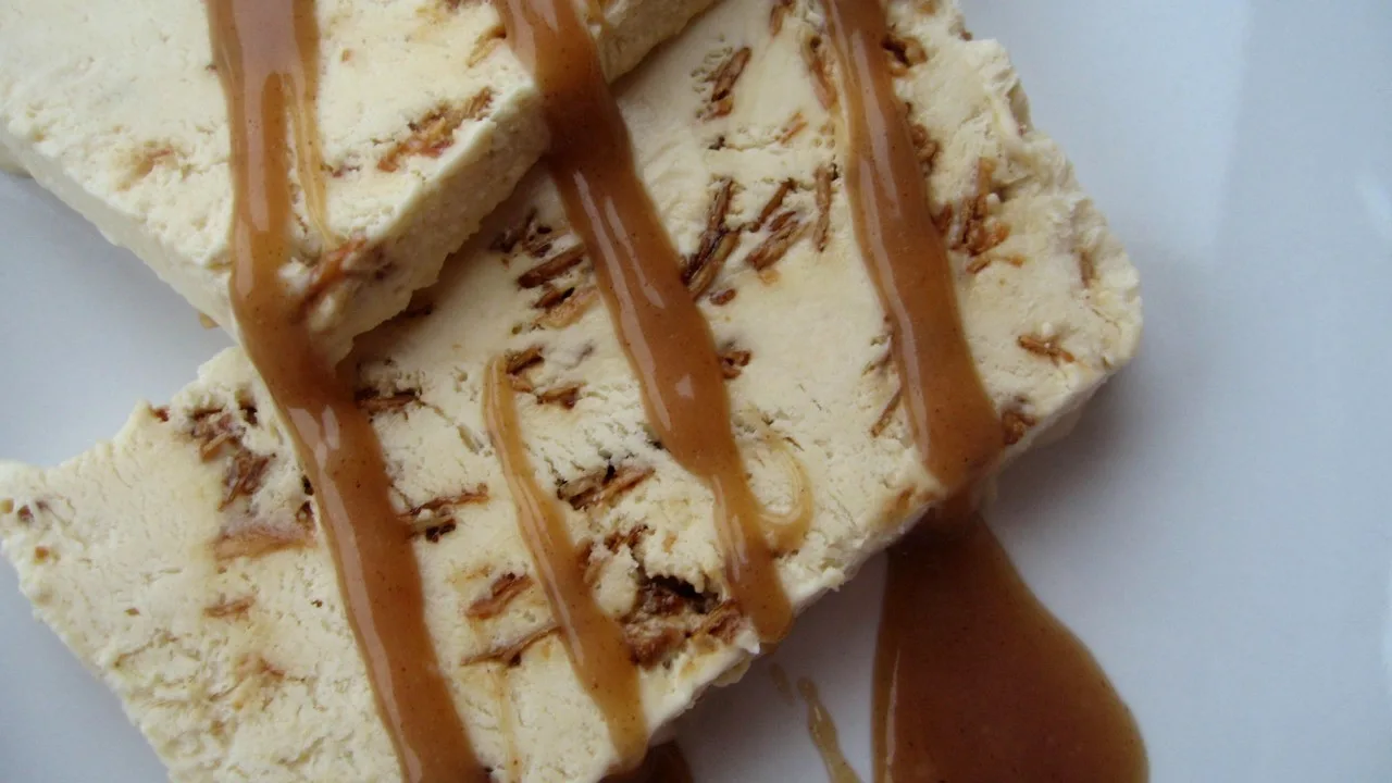 Nougat-semifreddo manteleilla ja kekseillä – helppo ja herkullinen jouluinen jälkiruoka.