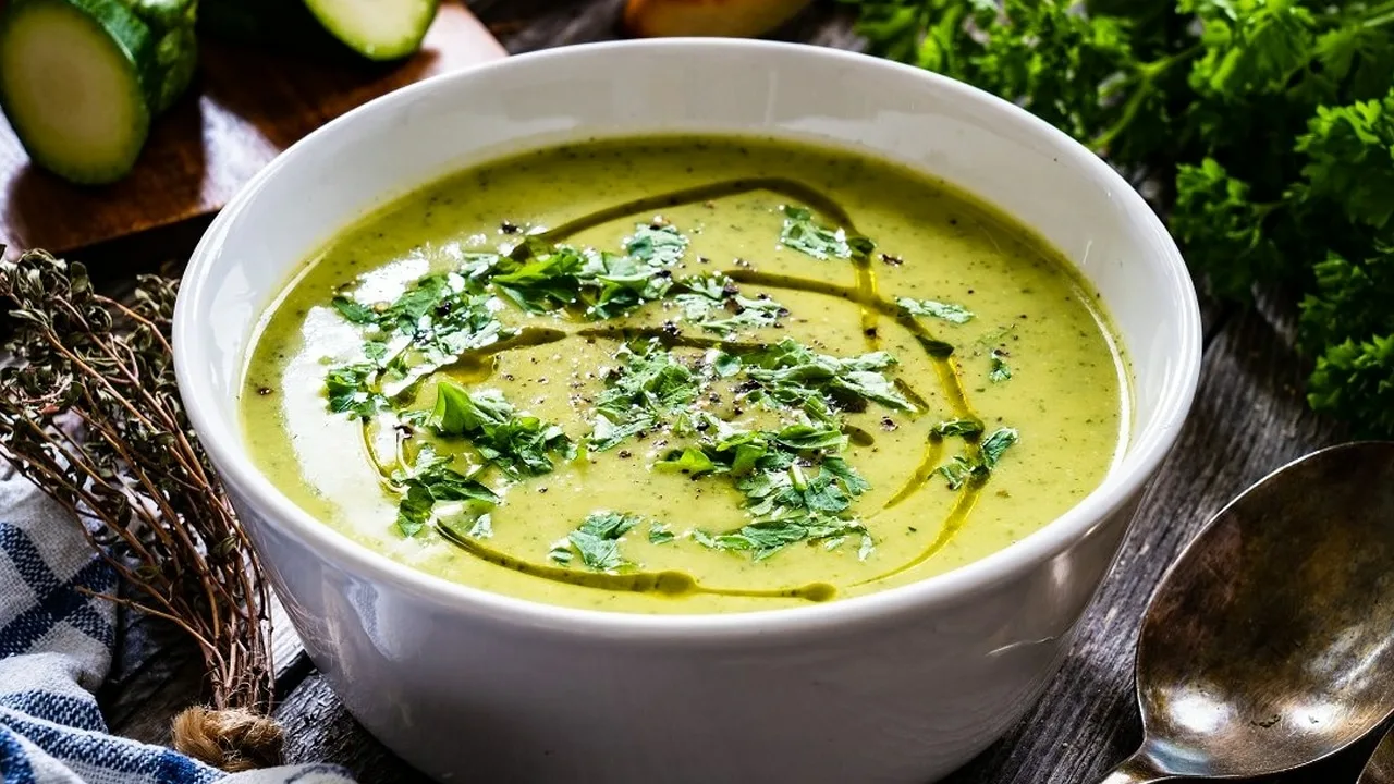 Zucchini- ja purjo-kerma-keitto luuliemellä on lämminhenkinen illallinen.