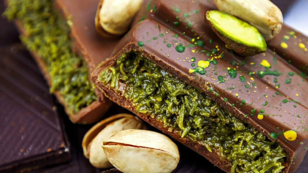 Huomenna tähän madridilaiseen konditoriaan odotetaan kilometrin pituisia jonoja, joissa ihmiset haluavat ostaa hienostuneen Sham Roscon -leivoksen, joka on täytetty dubailaisella suklaalla ja pistaasikreemillä.