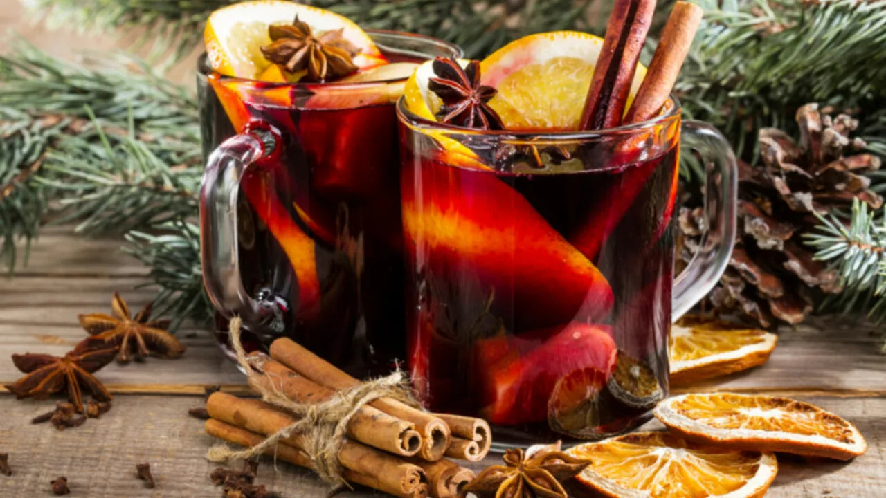 Viiniton glögi on nyt vieläkin aromikkaampi: keitetään mehua mausteilla ja kuorella – aikuisille ja lapsille