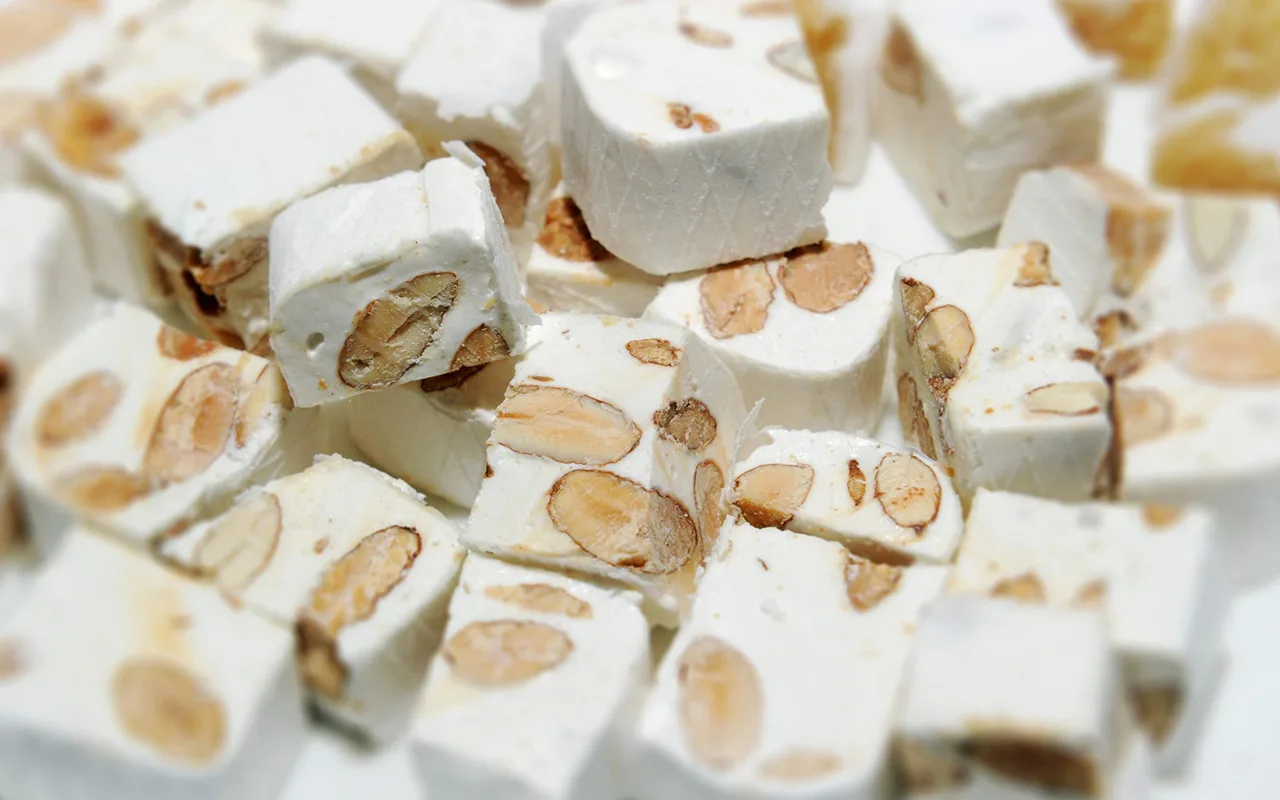 Entä jos valmistaisimme oman nougat-karkkimme jouluksi? Tässä on nougat-resepti Hihonasta.