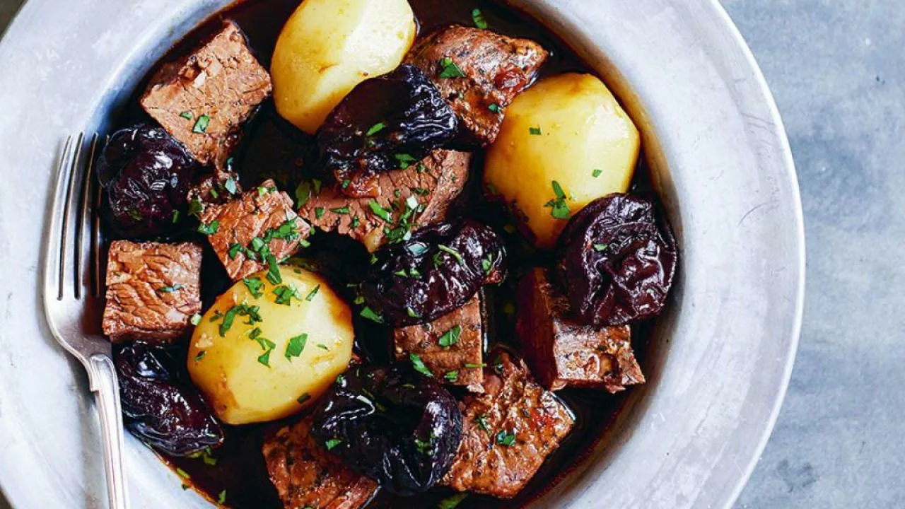 Haudutetut naudanposket kuivatuilla hedelmillä ja parmentier-perunoilla – tyylikäs ja edullinen jouluateria.