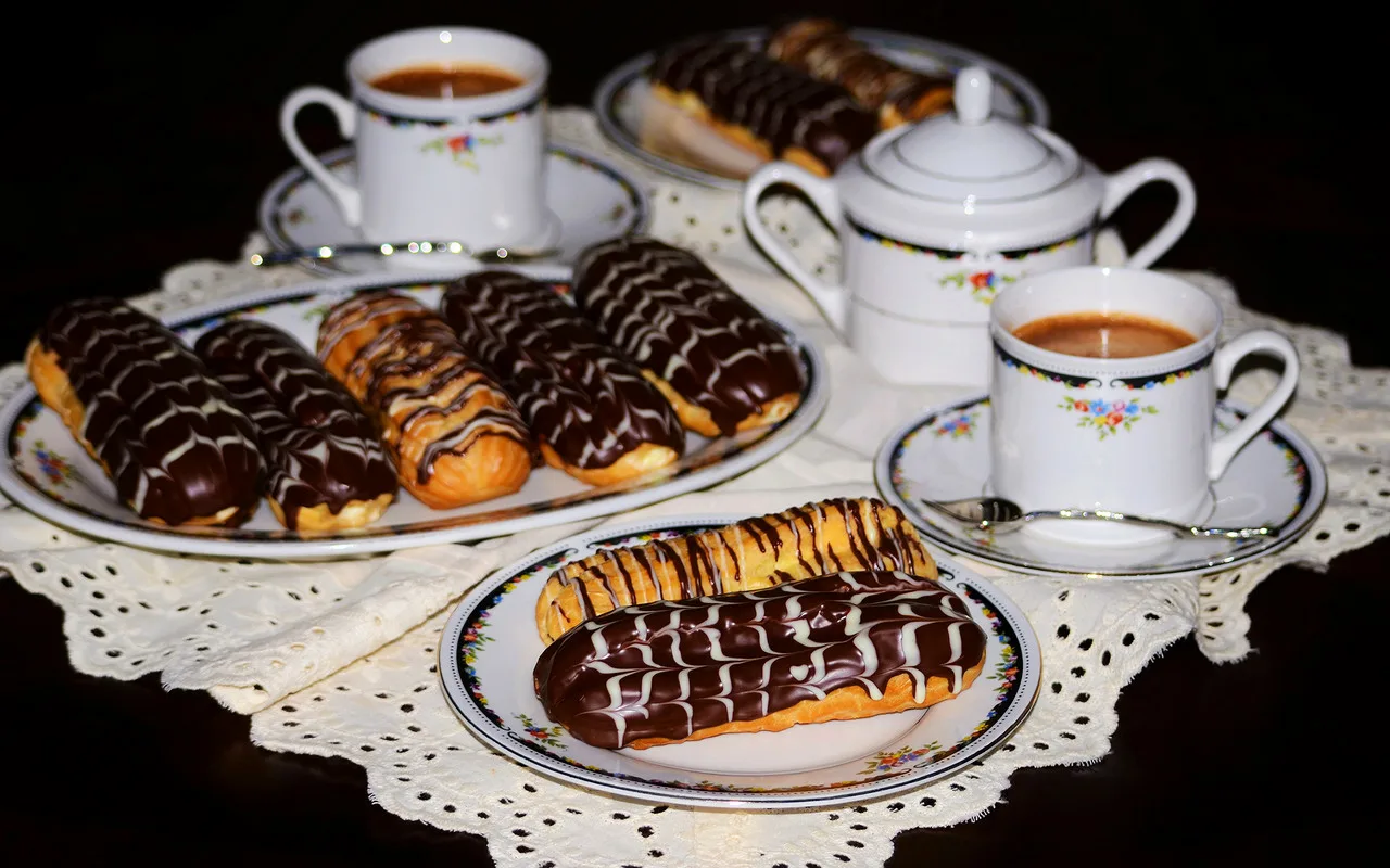 Tällaisen herkullisuuden voi jopa lahjoittaa kauniissa laatikossa! Klassiset eklerit herkullisella kahvikreemillä