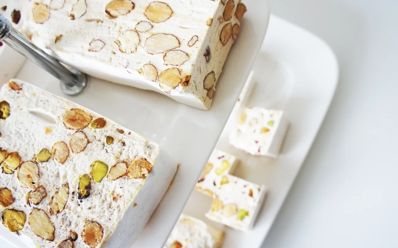 Entä jos valmistaisimme oman nougat-karkkimme jouluksi? Tässä on nougat-resepti Hihonasta.