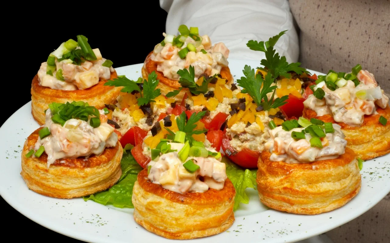 Rapeat leivonnaiset kermavaahdolla ja munaliköörillä