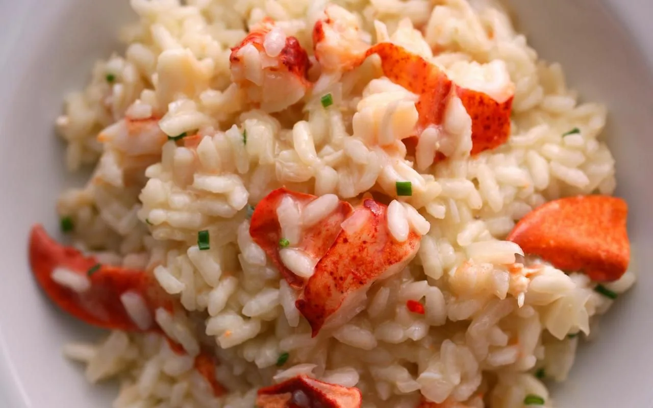 Resepti riisille ja hummerille – herkullinen ja tuoksuva ruoka, joka sopii täydellisesti juhlaan.