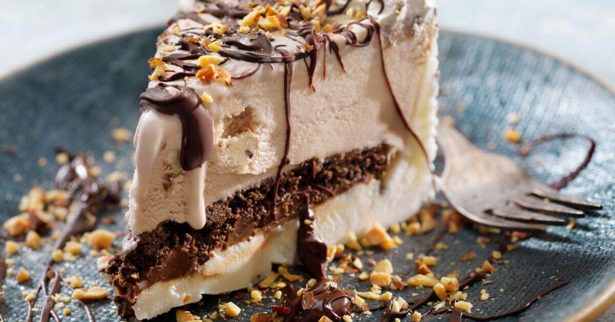 Kahvijäätelökakku: kuinka valmistaa se helposti kotona ja saada aikaan kermainen rakenne