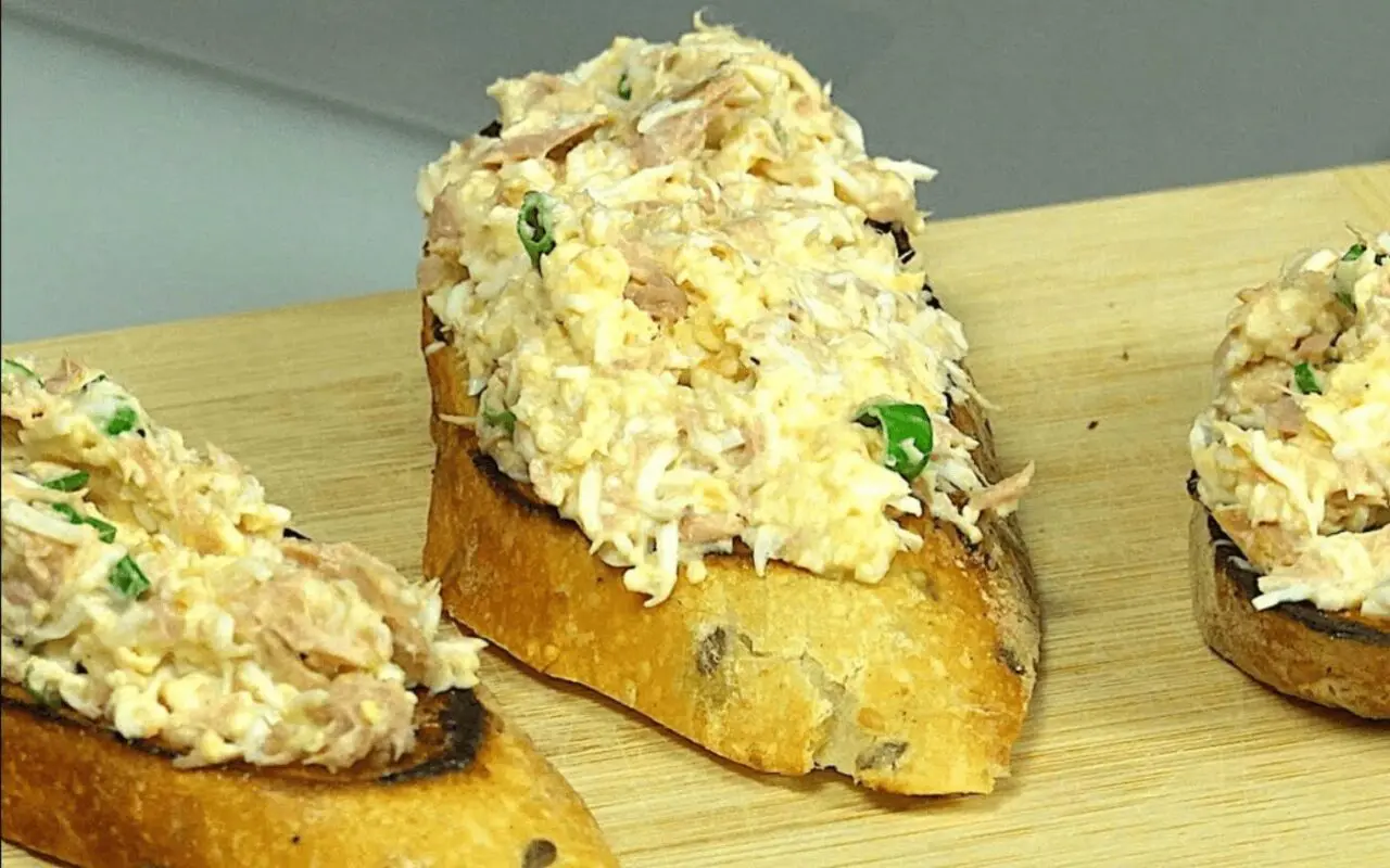 Valmistuu viidessä minuutissa ja syödään kahdessa. Sopii erinomaisesti aamiaisleivän päälle levitettäväksi.