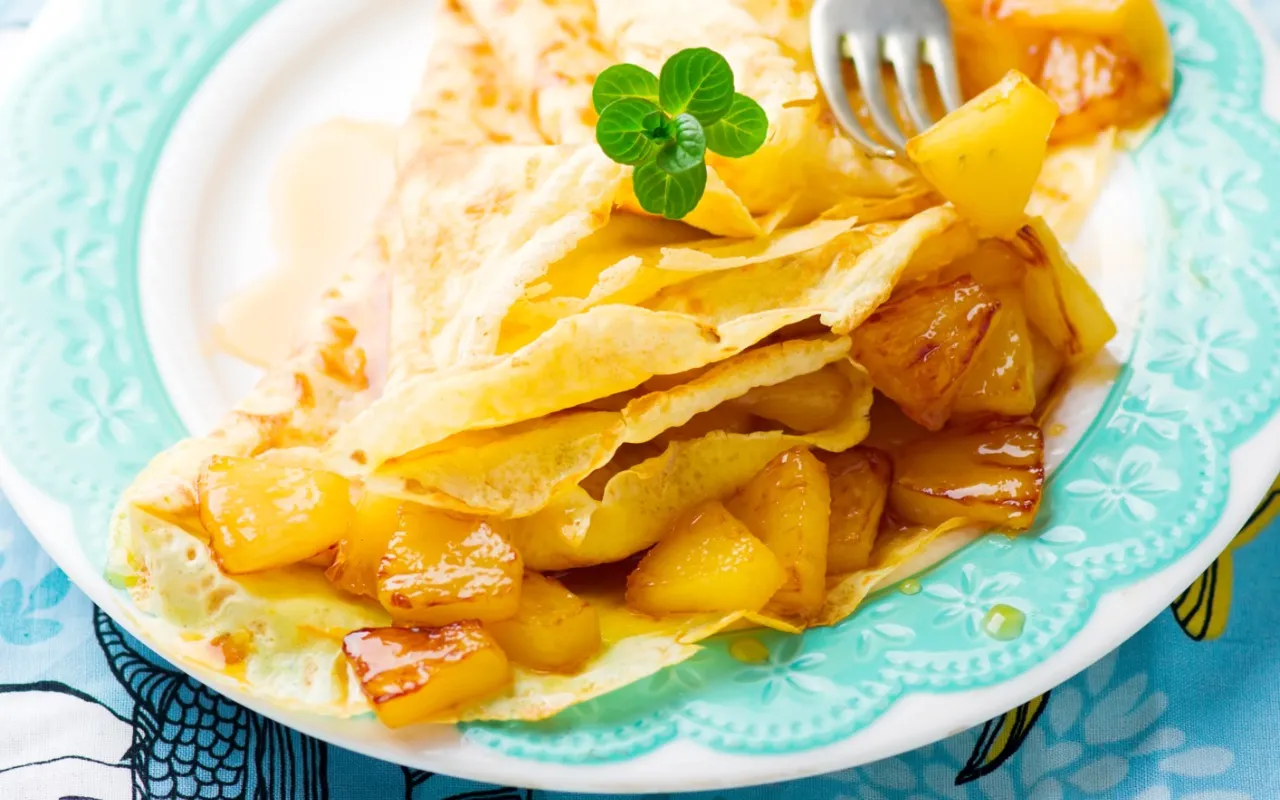 Omenapannukakkujen resepti iriskikastikkeella: täydellinen jälkiruoka kaikkina vuodenaikoina