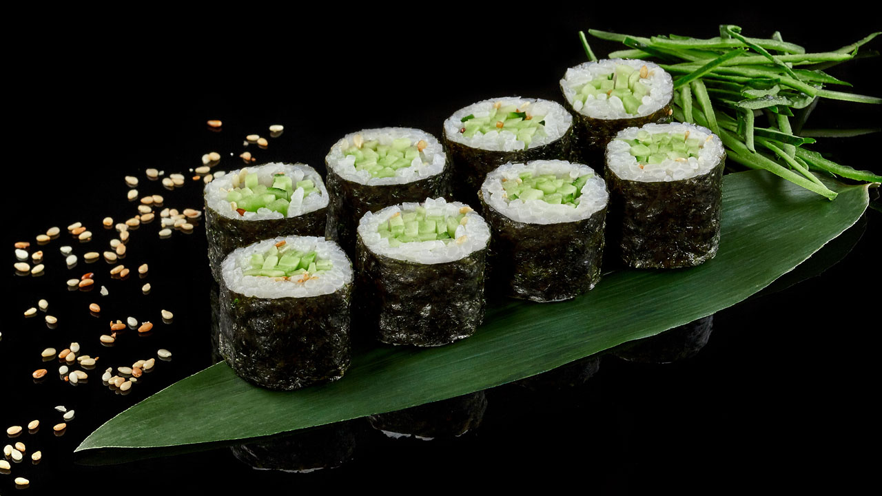 Kuinka valmistaa hosomaki, yksinkertaisin sushi aloittelijoille.