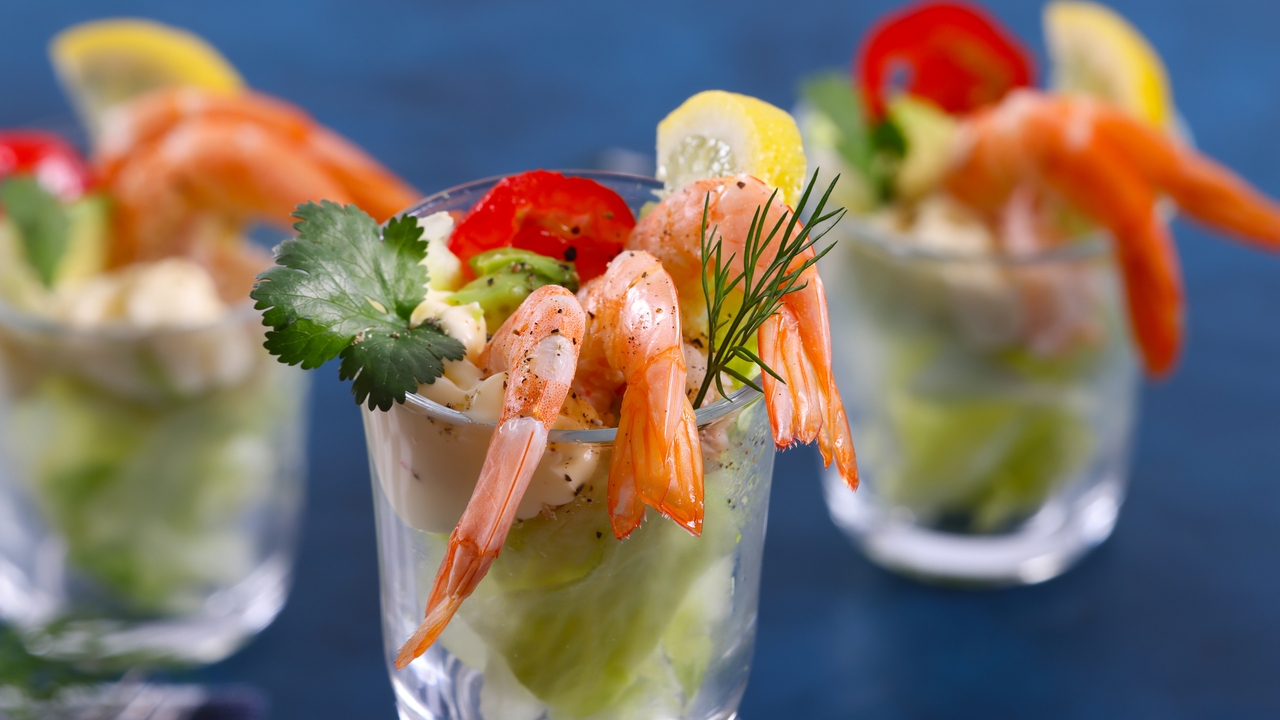 Joulun klassikko, jota ei voi jättää väliin perheen ruokapöydässä: vaiheittainen ohje katkarapucocktailin valmistamiseen.