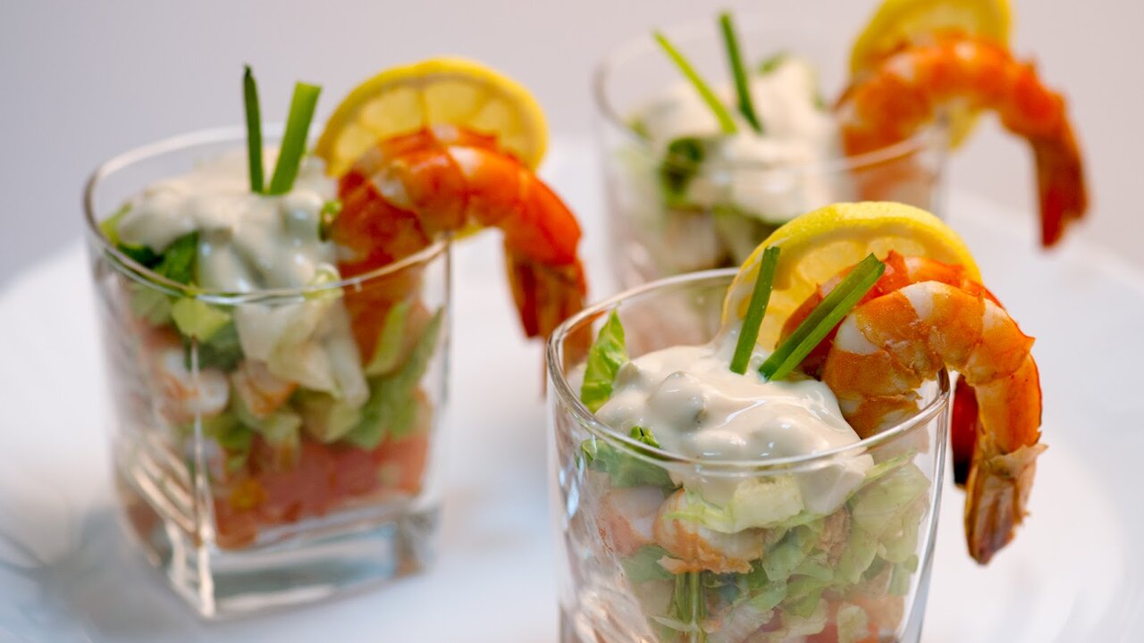 Kuinka valmistaa täydellinen alkuruoka jouluaterialle: meren antimien cocktail vaaleanpunaisella kastikkeella