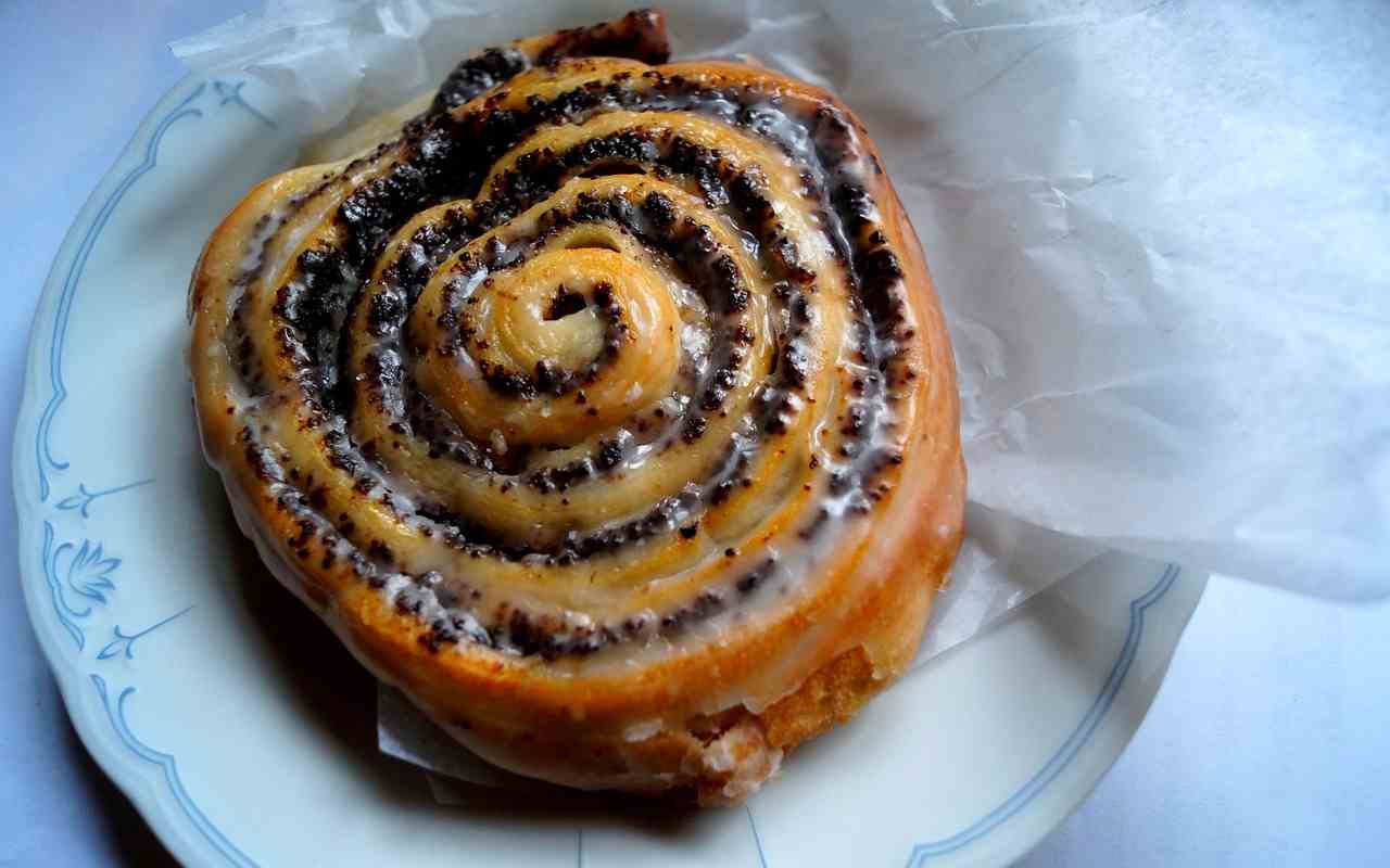 Leivoin tämän kostean unikakakun koulun joulujuhlaan. Se oli niin herkullista, että se myytiin loppuun viidessä minuutissa.