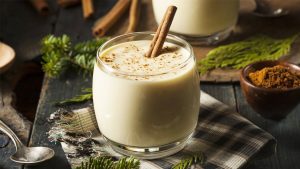 Kuuma isoäiti: tämä kuuma maito munakastikkeella tuo kotiisi kermaisen nautinnon, aivan kuin joulumarkkinoilla.