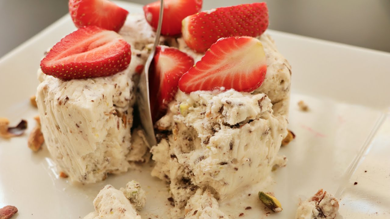 Nougat-semifreddo manteleilla ja kekseillä – helppo ja herkullinen jouluinen jälkiruoka.